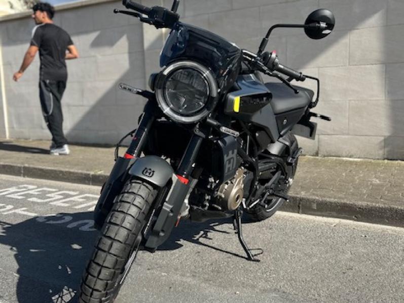 HUSQVARNA SVARTPILEN 125 ABS